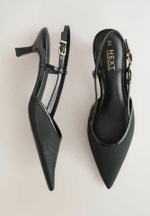 Escarpins noirs à bride arrière avec un bout pointu, en tissu patiné et texturé, détail de boucle dorée et talon aiguille fin. Logo de la marque visible à l'intérieur.