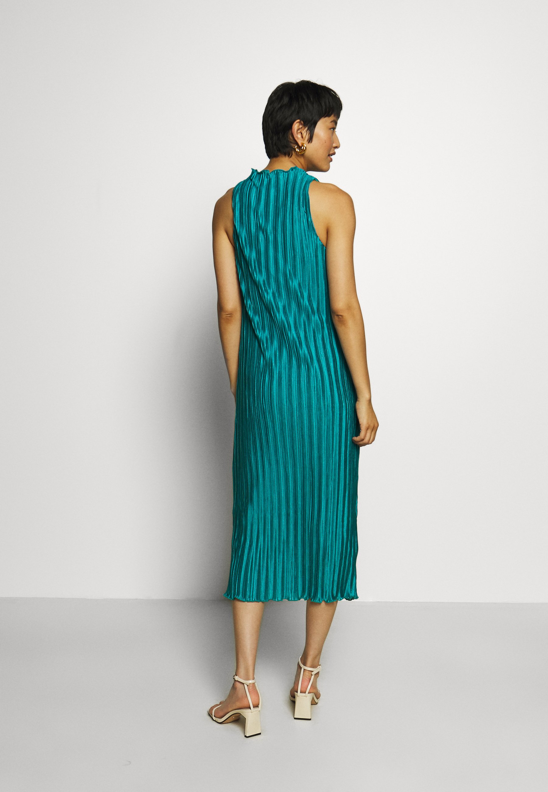 Who What Wear PLISSE DRESS Ballkjole emeraldgrønn Who What Wear PLISSE DRESS - Ballkjole - emerald