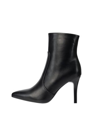 Sorte læderankelstøvler med spids snude, sidesømme detalje og en slank høj hæl, der fremhæver en glat tekstur.