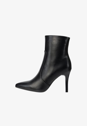 Stivaletti alla caviglia in pelle nera con punta affilata, dettaglio di cucitura laterale e tacco alto sottile, con una texture liscia.