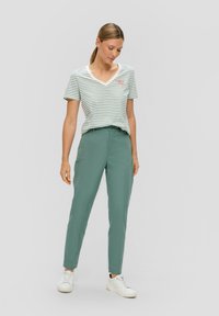 s.Oliver MIT TAPERED LEG - Chino - helles petrol