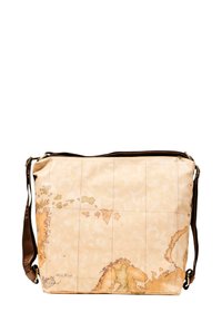 Bolso de hombro de diseño de mapa en beige claro con acentos marrones, que presenta contornos geográficos impresos y una textura suave. Incluye correa ajustable.