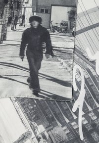 Ασπρόμαυρο φωτογραφικό ύφασμα με μια θολή φιγούρα που περπατά σε πεζοδρόμιο, στρωμένο με αστικές σκηνές και αφηρημένες γραμμές.