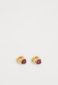 Pendientes en tono dorado con una gema roja profunda en forma de corazón, con un diseño suave y curvado. Acabado pulido con detalles sutiles.