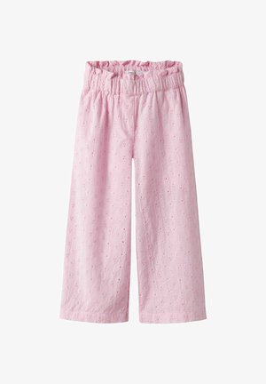 Vaaleanpunaiset leveälahkeiset housut, joissa on joustava kerätty vyötärönauha ja kukallinen silmäkuviollinen kirjailu koko kankaassa.