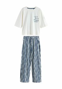 Hvid kortærmet top med teksten "Lad os blive i sengen for altid" og løs pyjamas sæt med bølgede blå og hvide striber.