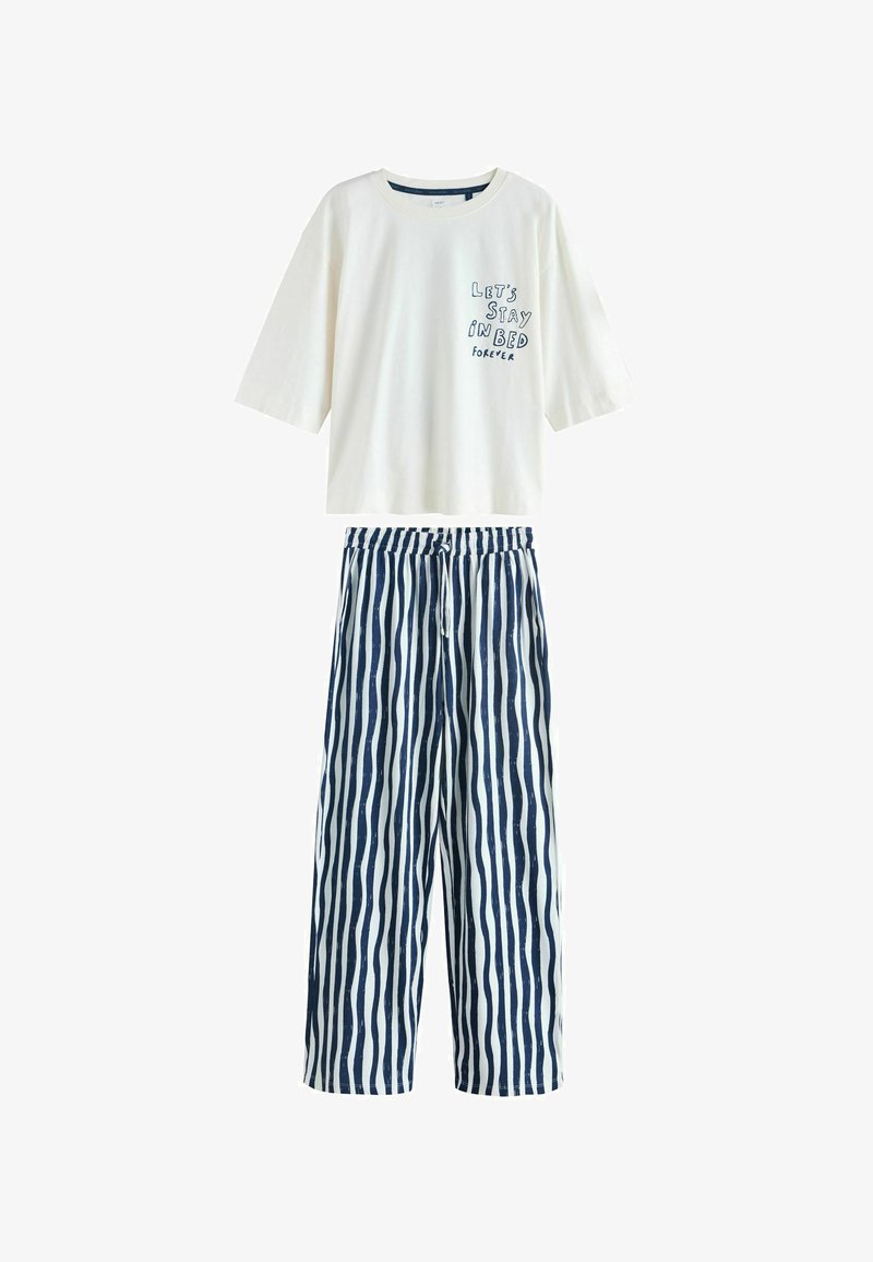 Ensemble de pyjama comprenant un haut blanc à manches courtes avec le texte "Restons au lit pour toujours" et un pantalon large à rayures ondulées bleu marine et blanches.