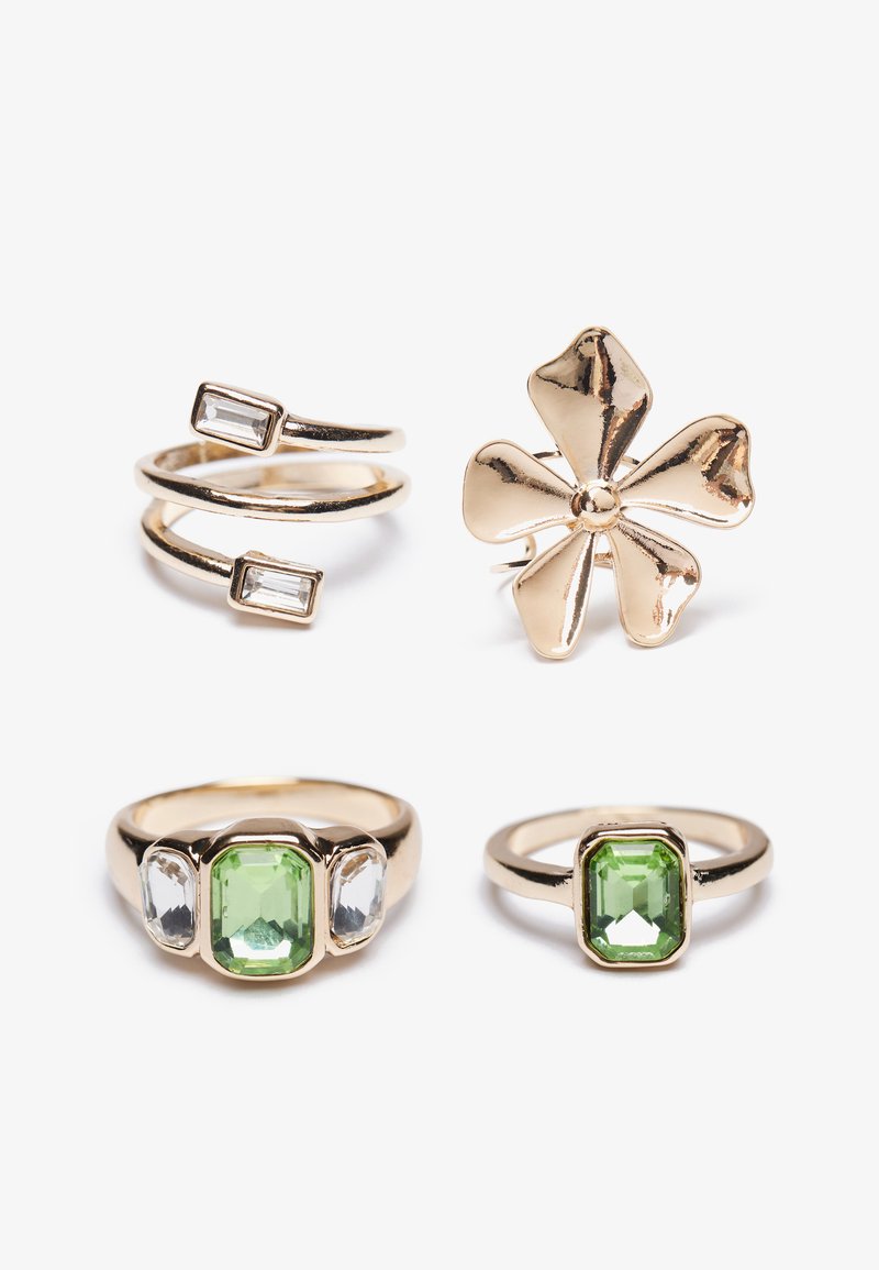 Vier Ringe: zwei vergoldete Ringe mit rechteckigen und runden Edelsteinen, ein Ring mit einem goldenen Kleeblatt-Design und ein grüner Steinring mit klaren Akzenten.