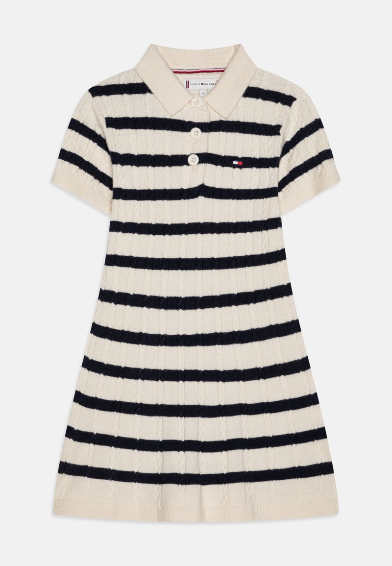 Robe en maille à manches courtes avec col, rayures horizontales noires et blanches et trois boutons sur la patte de boutonnage avant.