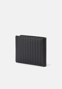 Svart vävt läderplånbok, rektangulär form, med texturerad yta, släta kanter och en kompakt design. Inga synliga detaljer eller dekorationer.