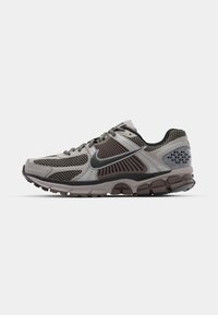 ZOOM VOMERO 5 - Trainers - college grey/black/cave stone/metallic silver