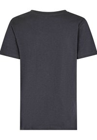Camiseta de manga corta gris oscuro con cuello redondo. La tela parece suave con una textura sutil y sin patrones o acentos visibles.