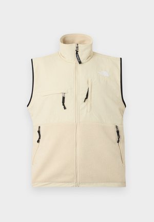 Béžová fleecová vesta bez rukávů s vysokým límcem, třemi kapsami na prsou na zip, dvěma kapsami v dolní části na zip a logem The North Face na hrudi.