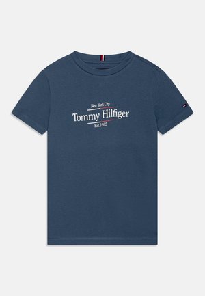 Granatowy T-shirt z krótkim rękawem z napisem "New York City Tommy Hilfiger Est. 1985" na przodzie i małym logo flagi na lewym rękawie.