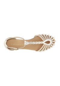 Beige sandaal met bandjes, versierd met gevlochten accenten en parelachtige details. Open teen ontwerp en een verstelbare enkelband met gesp.