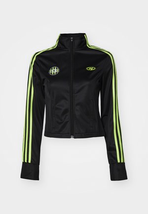 Czarna krótka kurtka z wysokim kołnierzem, kontrastowe neonowo-zielone paski na rękawach, zamek z przodu oraz wyszywane detale logo.