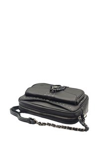 Sac en bandoulière en cuir noir avec des clous en argent, fermeture éclaire, poche à rabat à l'avant et une bandoulière en chaîne avec détail en cuir.