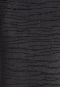 Sort tekstureret stof med bølgete, hævede striber. Overfladen har et blødt, let strækbart udseende med en mat finish.