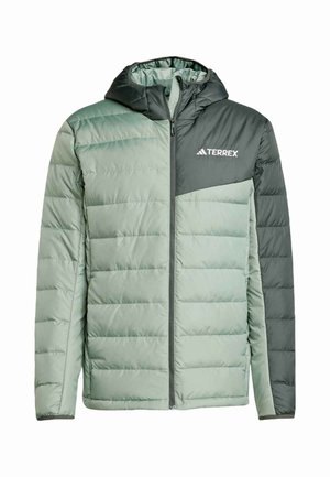 Gewatteerde jas met een capuchon in lichtgroen en donkergroen. Bevat horizontale stiksels, een rits over de volle lengte en een logo op de borst.
