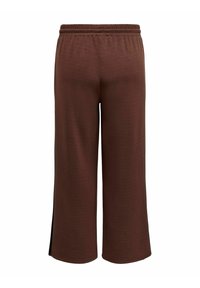 Smeđe široke hlače s elastičnom pasicom, prikazane sa stražnje strane na bijeloj pozadini.