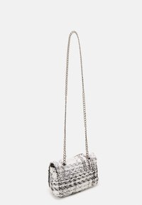 Torebka typu crossbody z tweedu w kolorze białym i czarnym z skręconym srebrnym paskiem. Prostokątny kształt z teksturowanym materiałem i pikowanymi detalami.