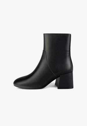 Schwarzer Knöchelstiefel aus glattem Leder, mit spitzer Zehe und chunky, rechteckigem Absatz für zusätzliche Stabilität.