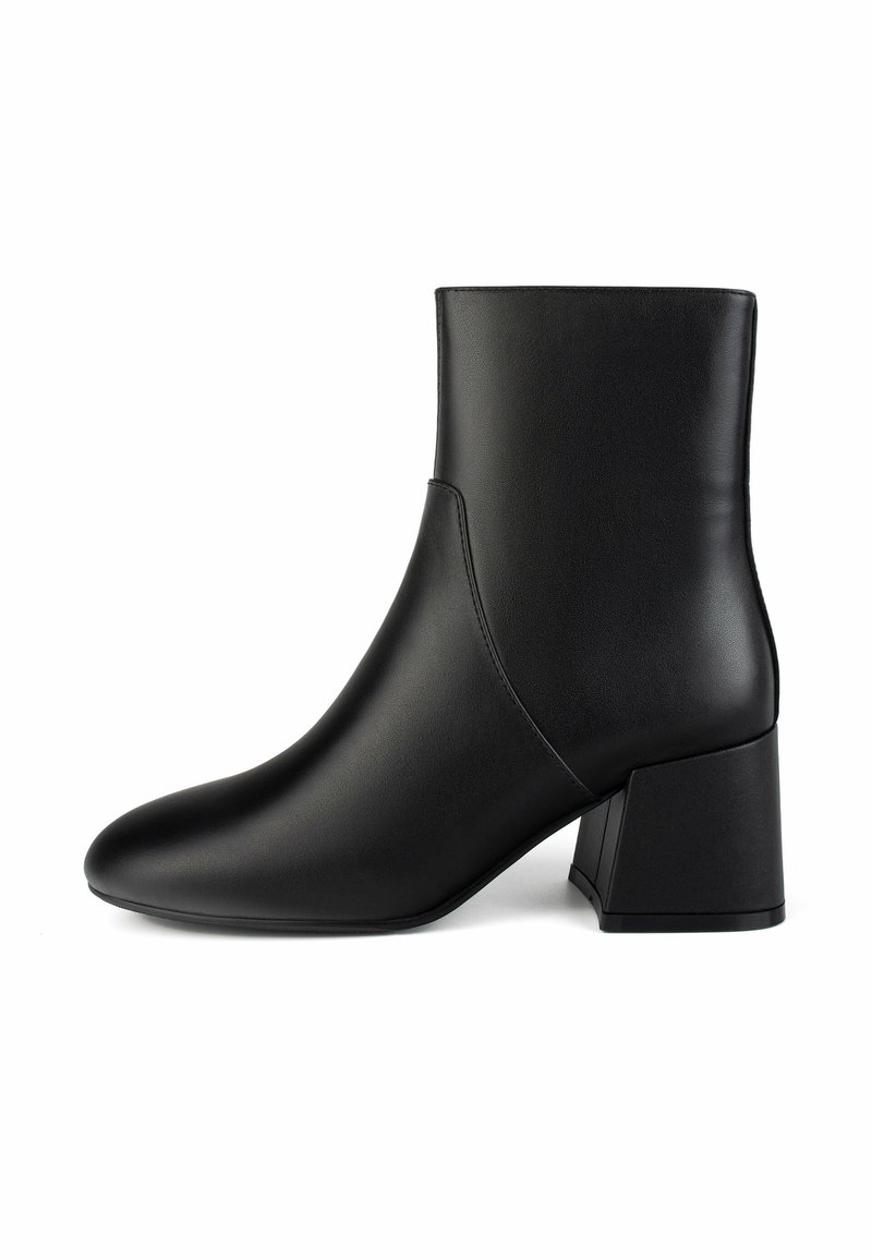 Schwarzer Knöchelstiefel aus glattem Leder, mit spitzer Zehe und chunky, rechteckigem Absatz für zusätzliche Stabilität.