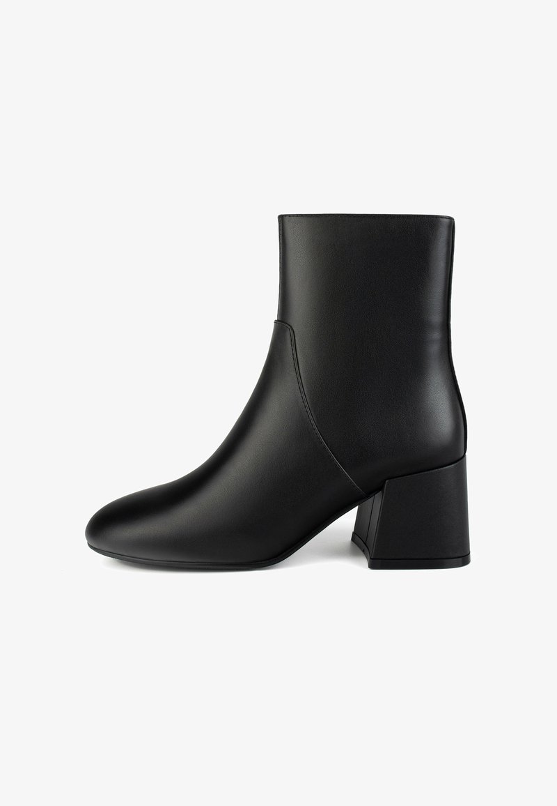 Schwarzer Knöchelstiefel aus glattem Leder, mit spitzer Zehe und chunky, rechteckigem Absatz für zusätzliche Stabilität.