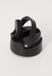 Sort plastvandflaskelåg med et buet håndtag og tud. Har Nike-logoet og en metallisk hængselaccent på siden.