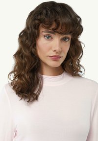 Helles rosa Langarm-Turtleneck-Shirt mit weicher Textur. Verfügt über ein dezentes gesticktes Logo am Kragen. Schlichtes, tailliertes Design.