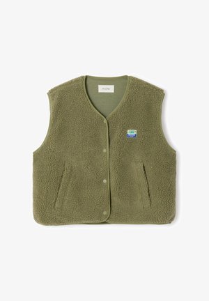 Chaleco de forro polar verde con superficie texturizada y suave. Presenta un escote en v, cierre con botones, dos bolsillos frontales y un pequeño parche con logo.