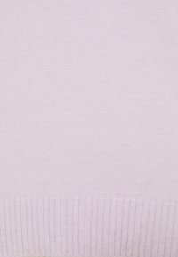 Pull tricoté violet clair avec un ourlet côtelé et une texture lisse. Le tissu semble doux et léger avec un motif uniforme.