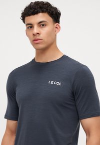 T-shirt da uomo navy con maniche corte, tessuto leggero, scollatura a girocollo e logo bianco "LE COL" sulla parte sinistra del petto.