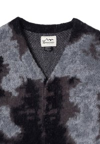 Cardigan lavorato a maglia in grigio e nero con scollo a V, caratterizzato da un discreto motivo mimetico e due bottoni neri davanti.