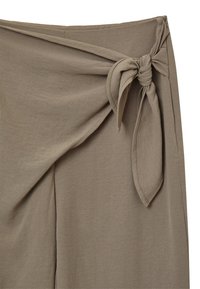 Pantaloni avvolgenti color khaki realizzati in tessuto morbido, con un dettaglio a nodo legato in vita, una texture liscia e un design fluido.