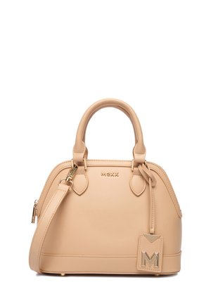 Bolso de mano de cuero beige con dos asas, una correa de hombro extraíble, piezas doradas y una pequeña etiqueta con un logo metálico en forma de M.