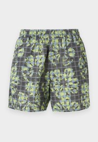 Σορτς με ελαστική μέση, σε γκρι καρό σχέδιο και μεγάλο αφηρημένο πράσινο και μπλε λουλουδάτο μοτίβο, παρουσιάζονται σε απλό φόντο.