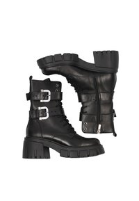 Botine de luptă din piele artificială neagră, cu mai multe catarame argintii, talpă din cauciuc masiv, fermoar pe lateral și finisaj texturat. Prezintă un design cu șireturi.
