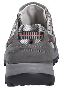 Chaussure de sport grise avec une tige en tissu présentant un motif tissé, des accents orange et une semelle rembourrée pour le confort.