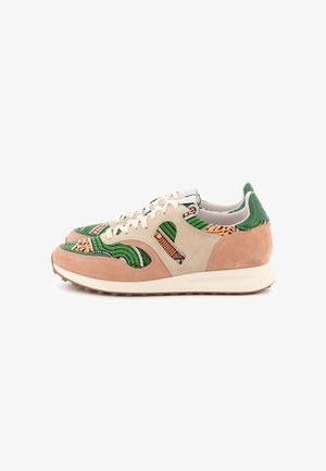 Paire de baskets basses en tissu à motif vert et orange, avec des panneaux en suède beige et fauve, des lacets blancs et une semelle en caoutchouc écrue.