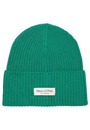 Bonnet vert en tricot avec revers replié comportant une étiquette rectangulaire en tissu blanc portant l'inscription "Marc O'Polo EST. IN STOCKHOLM".