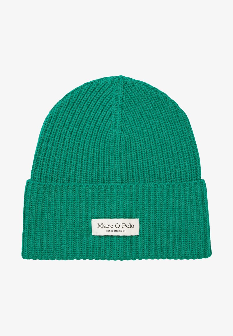 Bonnet vert en tricot avec revers replié comportant une étiquette rectangulaire en tissu blanc portant l'inscription "Marc O'Polo EST. IN STOCKHOLM".