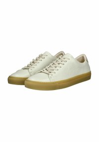 Weiße Leder-Sneaker mit strukturiertem Finish, Schnürdesign und beigem Gummisohle. Runde Zehenform und minimale Nähte.