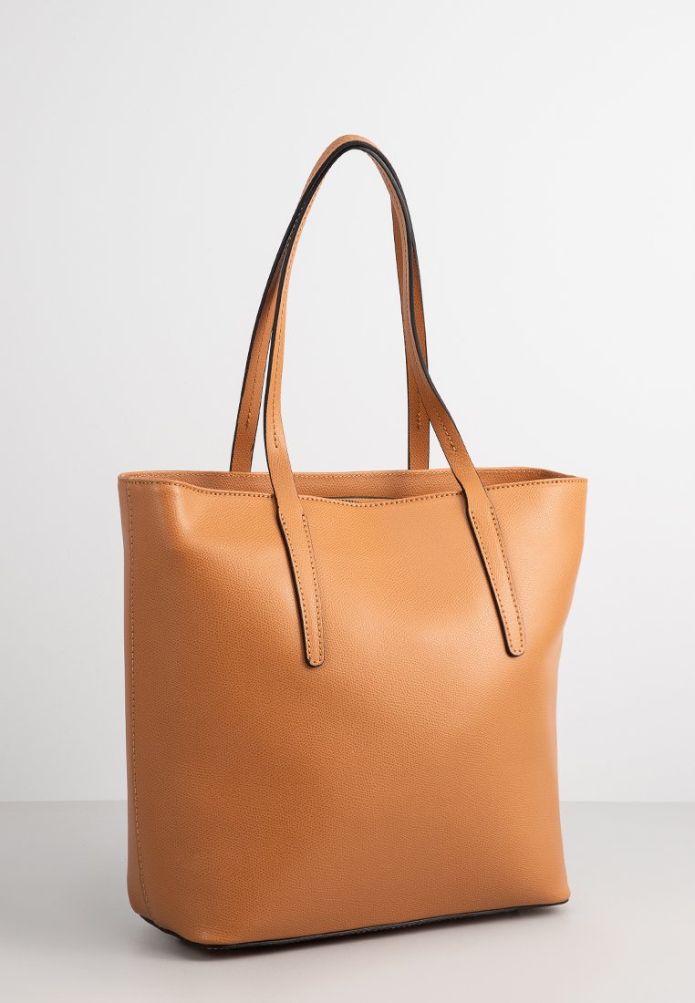 Borsa a spalla in pelle tan con due manici lunghi, forma strutturata, texture liscia e senza hardware o motivi visibili.