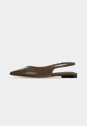 Olivengrøn spids tå slingback flad sko med lav sort hæl og en glat, skinnende finish.