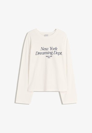 Weiße Langarmoberteil mit cropped Design. Auf der Vorderseite befindet sich der navyblaue Text "New York Dreaming Dept. Since 1998 NYC". Weicher Stoff.