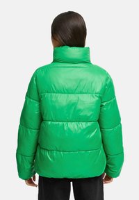 Groene pufferjack met een hoge kraag, met een glanzende textuur, horizontale stiksels en een relaxte pasvorm.