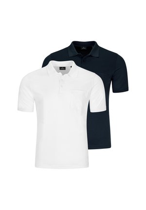 Zwei Herren-Poloshirts, eines weiß und eines schwarz, jeweils mit Kragen, drei Knöpfen und einer Brusttasche, auf weißem Hintergrund dargestellt.