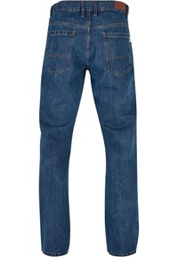 Jeans de mezclilla azul oscuro con corte recto. Presentan dos bolsillos traseros y una etiqueta de cuero marrón en la cintura. Sin adornos visibles.