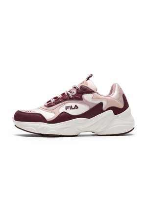 Hvid og bordeaux FILA sneaker med chunky sål, snøredesign og øverste del i blandede materialer, vist fra siden på en hvid baggrund.